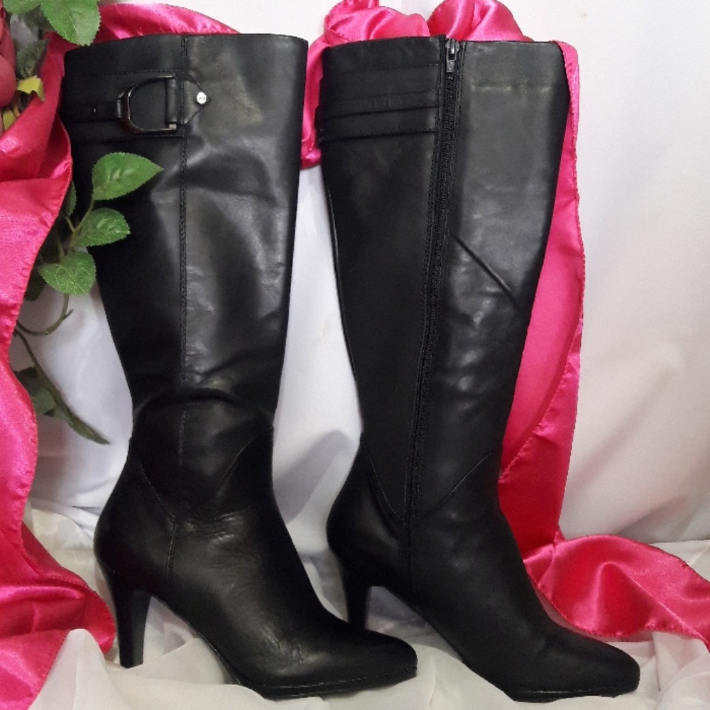Dacia 3.5"h leather knee 14" high boots.